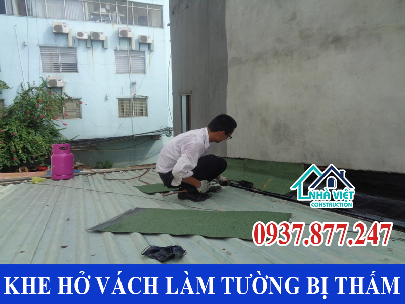 Do khe hở giữa 2 vách tường sát nhau nên tường dễ bị thấm