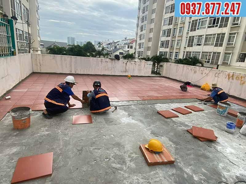 lat-gach-chong-tham-san-thuong-chung-cu-sky-garden-quan-7