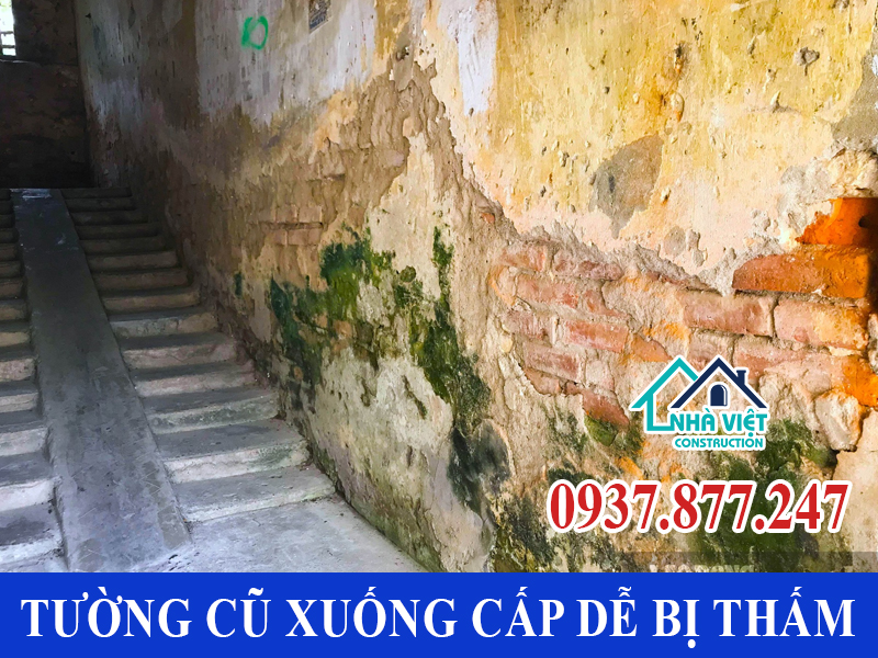 Tường cũ xuống cấp, bị nứt gây thấm nước từ bên ngoài là nguyên nhân làm tường nhà bạn bị thấm