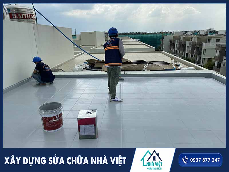 Lăn lớp sơn chống thấm hoàn thiện