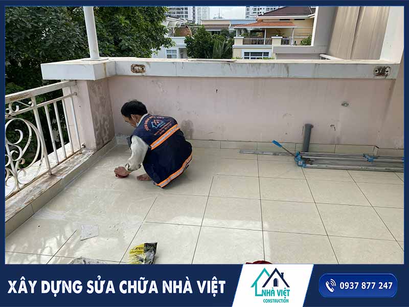 Công đoạn chà ron sau khi lát gạch