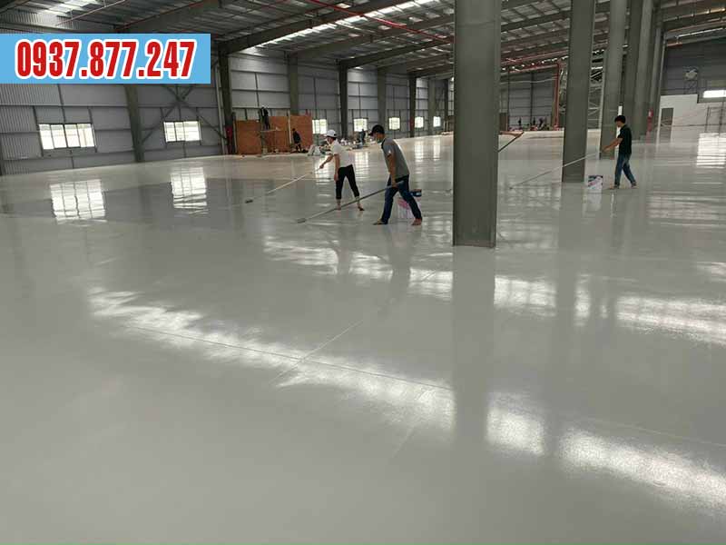 Thi công sơn Epoxy sàn nhà xưởng hệ lăn