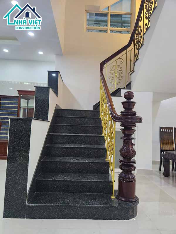 Sơn pu cầu thang gỗ