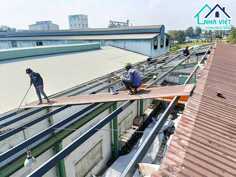 Sơn chống gỉ kéo mái nhà xưởng