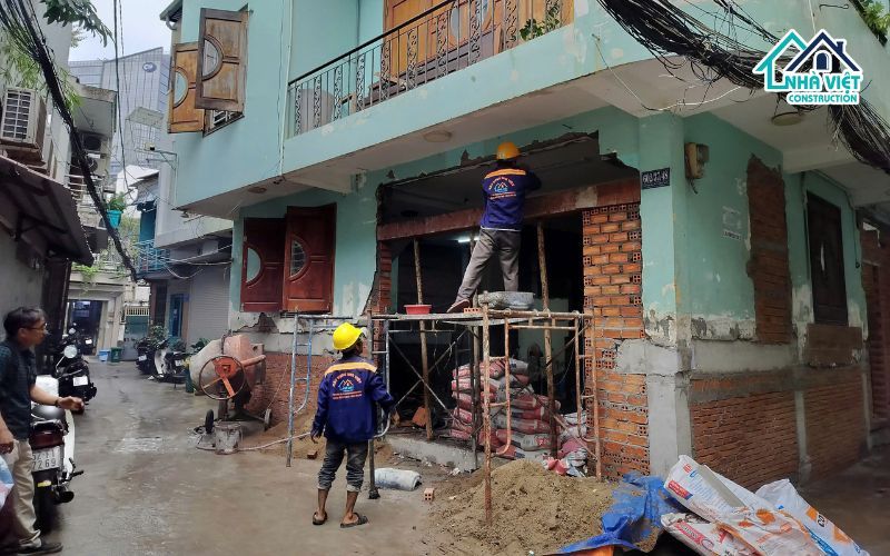 Khi cải tạo nhà 2 tầng chữ L, mặt tiền và ngoại thất cần được làm mới